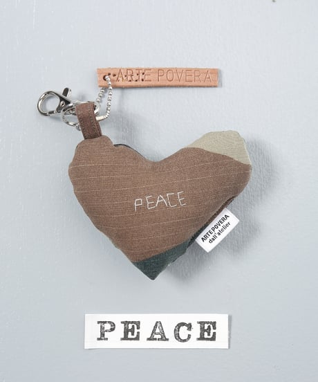 ARTEPOVERA｜【 ARTEPOVERA-25WI75033 】 US.カモジャケット RE-キーホルダー(PEACE)