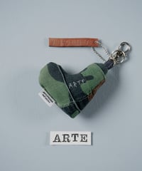 ARTEPOVERA｜【 ARTEPOVERA-25WI73049 】 US.カモジャケット RE-キーホルダー(ARTE)