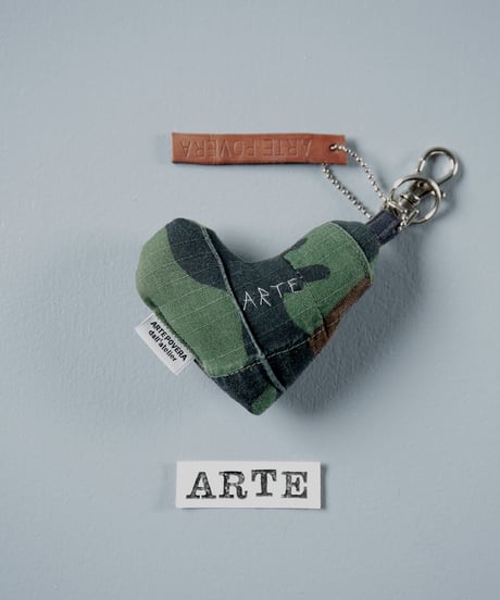 ARTEPOVERA｜【 ARTEPOVERA-25WI73049 】 US.カモジャケット RE-キーホルダー(ARTE)