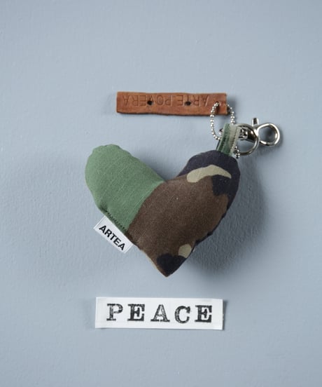 ARTEPOVERA｜【 ARTEPOVERA-25WI75056 】 US.カモジャケット RE-キーホルダー(PEACE)