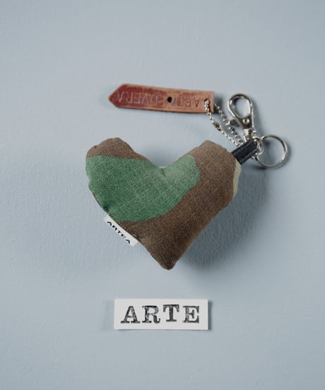 ARTEPOVERA｜【 ARTEPOVERA-25WI73052 】 US.カモジャケット RE-キーホルダー(ARTE)