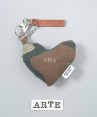 ARTEPOVERA｜【 ARTEPOVERA-25WI73029 】 US.カモジャケット RE-キーホルダー(ARTE)
