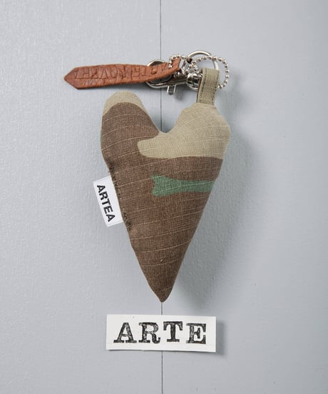 ARTEPOVERA｜【 ARTEPOVERA-25WI73018 】 US.カモジャケット RE-キーホルダー(ARTE)