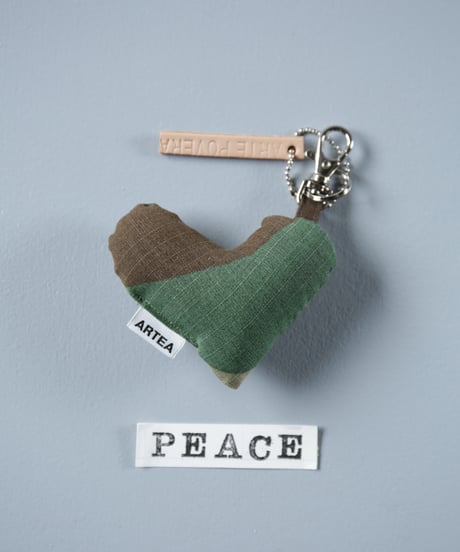 ARTEPOVERA｜【 ARTEPOVERA-25WI75046 】 US.カモジャケット RE-キーホルダー(PEACE)