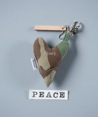 ARTEPOVERA｜【 ARTEPOVERA-25WI75053 】 US.カモジャケット RE-キーホルダー(PEACE)