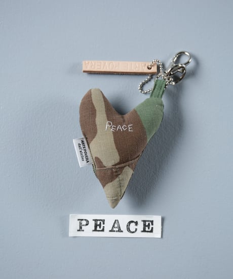 ARTEPOVERA｜【 ARTEPOVERA-25WI75053 】 US.カモジャケット RE-キーホルダー(PEACE)