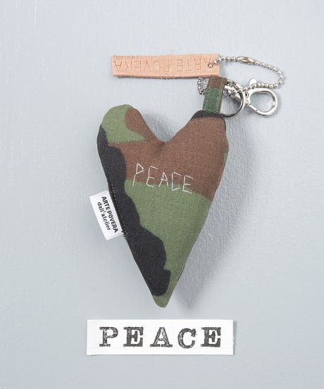 ARTEPOVERA｜【 ARTEPOVERA-25WI75026 】 US.カモジャケット RE-キーホルダー(PEACE)