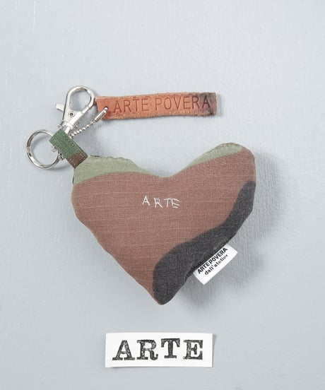 ARTEPOVERA｜【 ARTEPOVERA-25WI73028 】 US.カモジャケット RE-キーホルダー(ARTE)