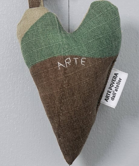 ARTEPOVERA｜【 ARTEPOVERA-25WI73018 】 US.カモジャケット RE-キーホルダー(ARTE)