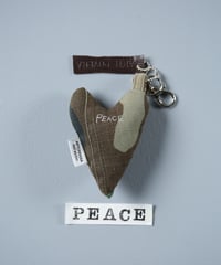 ARTEPOVERA｜【 ARTEPOVERA-25WI75048 】 US.カモジャケット RE-キーホルダー(PEACE)