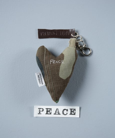 ARTEPOVERA｜【 ARTEPOVERA-25WI75048 】 US.カモジャケット RE-キーホルダー(PEACE)