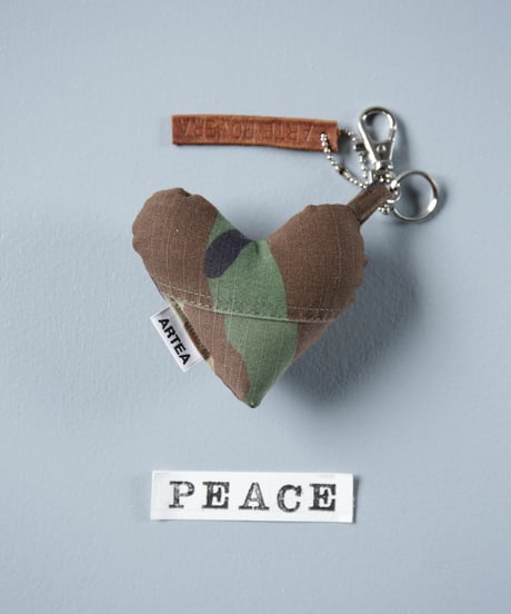 ARTEPOVERA｜【 ARTEPOVERA-25WI75039 】 US.カモジャケット RE-キーホルダー(PEACE)