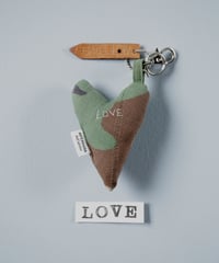ARTEPOVERA｜【 ARTEPOVERA-25WI74058 】 US.カモジャケット RE-キーホルダー(LOVE)