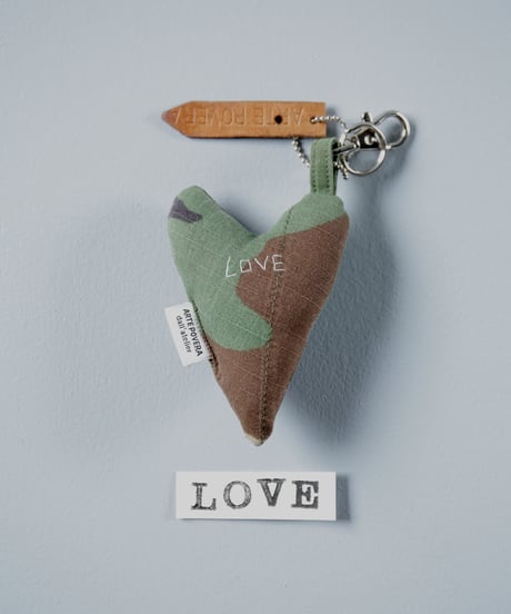 ARTEPOVERA｜【 ARTEPOVERA-25WI74058 】 US.カモジャケット RE-キーホルダー(LOVE)