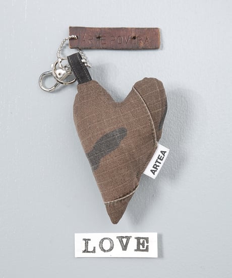 ARTEPOVERA｜【 ARTEPOVERA-25WI74027 】 US.カモジャケット RE-キーホルダー(LOVE)