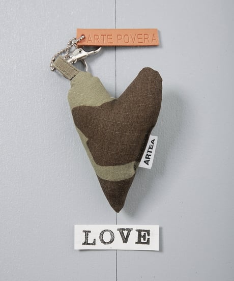 ARTEPOVERA｜【 ARTEPOVERA-25WI74013 】 US.カモジャケット RE-キーホルダー(LOVE)