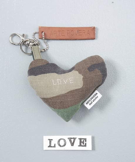 ARTEPOVERA｜【 ARTEPOVERA-25WI74035 】 US.カモジャケット RE-キーホルダー(LOVE)