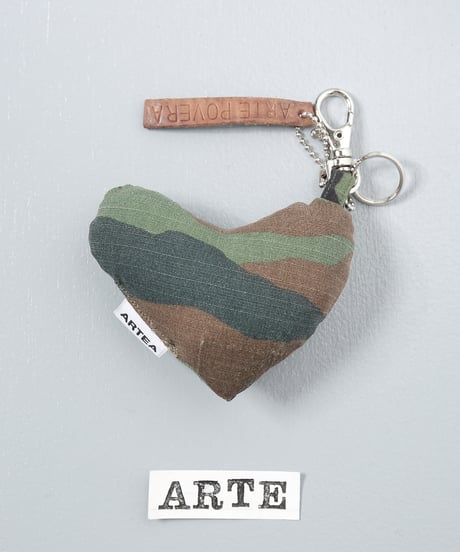 ARTEPOVERA｜【 ARTEPOVERA-25WI73034 】 US.カモジャケット RE-キーホルダー(ARTE)
