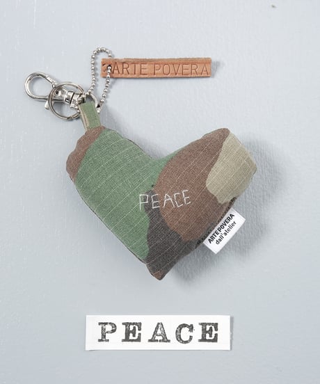 ARTEPOVERA｜【 ARTEPOVERA-25WI75023 】 US.カモジャケット RE-キーホルダー(PEACE)