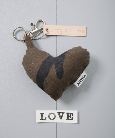 ARTEPOVERA｜【 ARTEPOVERA-25WI74008 】 US.カモジャケット RE-キーホルダー(LOVE)