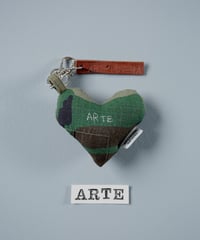 ARTEPOVERA｜【 ARTEPOVERA-25WI73044 】 US.カモジャケット RE-キーホルダー(ARTE)