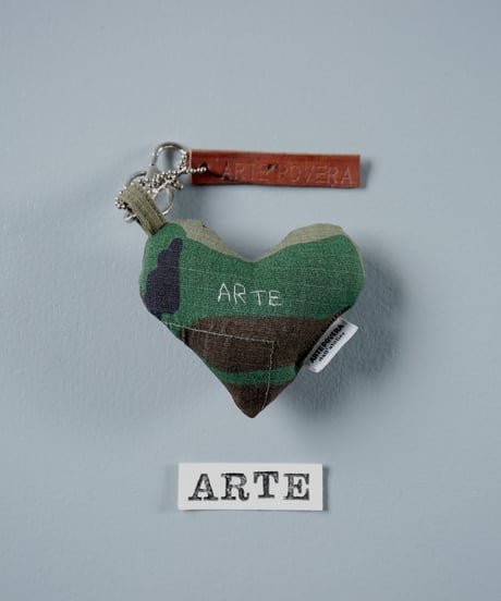 ARTEPOVERA｜【 ARTEPOVERA-25WI73044 】 US.カモジャケット RE-キーホルダー(ARTE)