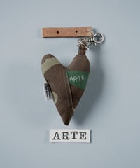 ARTEPOVERA｜【 ARTEPOVERA-25WI73053 】 US.カモジャケット RE-キーホルダー(ARTE)