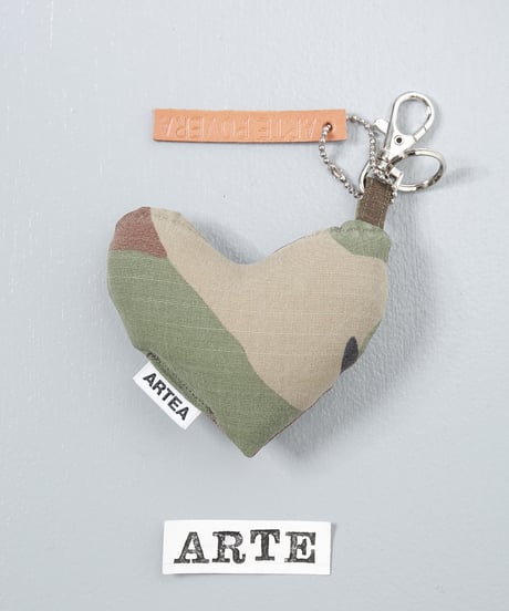 ARTEPOVERA｜【 ARTEPOVERA-25WI73037 】 US.カモジャケット RE-キーホルダー(ARTE)