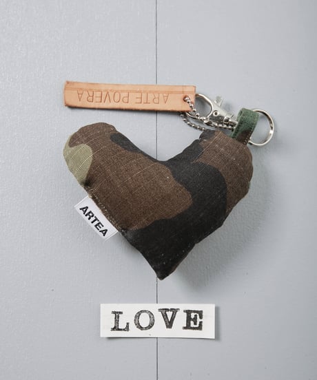 ARTEPOVERA｜【 ARTEPOVERA-25WI74012 】 US.カモジャケット RE-キーホルダー(LOVE)