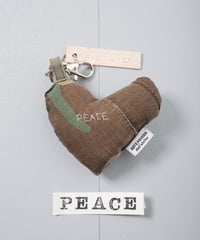 ARTEPOVERA｜【 ARTEPOVERA-25WI75006 】 US.カモジャケット RE-キーホルダー(PEACE)