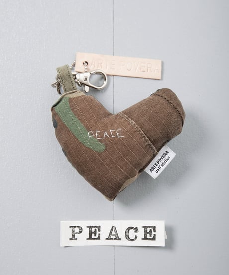 ARTEPOVERA｜【 ARTEPOVERA-25WI75006 】 US.カモジャケット RE-キーホルダー(PEACE)