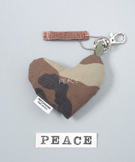 ARTEPOVERA｜【 ARTEPOVERA-25WI75029 】 US.カモジャケット RE-キーホルダー(PEACE)