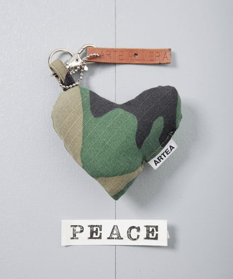 ARTEPOVERA｜【 ARTEPOVERA-25WI75019 】 US.カモジャケット RE-キーホルダー(PEACE)