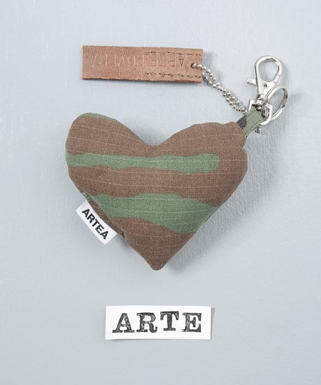 ARTEPOVERA｜【 ARTEPOVERA-25WI73021 】 US.カモジャケット RE-キーホルダー(ARTE)