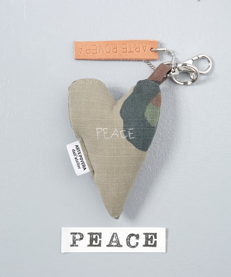 ARTEPOVERA｜【 ARTEPOVERA-25WI75035 】 US.カモジャケット RE-キーホルダー(PEACE)