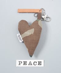ARTEPOVERA｜【 ARTEPOVERA-25WI75032 】 US.カモジャケット RE-キーホルダー(PEACE)