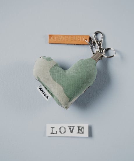 ARTEPOVERA｜【 ARTEPOVERA-25WI74059 】 US.カモジャケット RE-キーホルダー(LOVE)