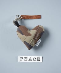 ARTEPOVERA｜【 ARTEPOVERA-25WI75039 】 US.カモジャケット RE-キーホルダー(PEACE)