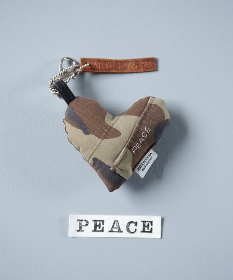 ARTEPOVERA｜【 ARTEPOVERA-25WI75039 】 US.カモジャケット RE-キーホルダー(PEACE)
