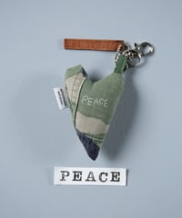 ARTEPOVERA｜【 ARTEPOVERA-25WI75055 】 US.カモジャケット RE-キーホルダー(PEACE)