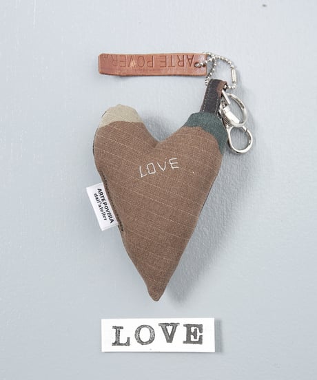 ARTEPOVERA｜【 ARTEPOVERA-25WI74036 】 US.カモジャケット RE-キーホルダー(LOVE)