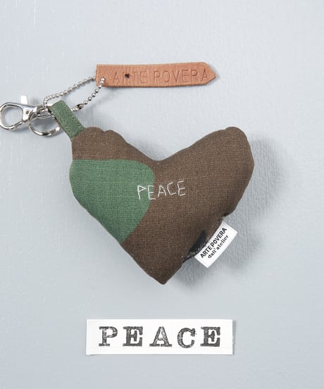 ARTEPOVERA｜【 ARTEPOVERA-25WI75028 】 US.カモジャケット RE-キーホルダー(PEACE)
