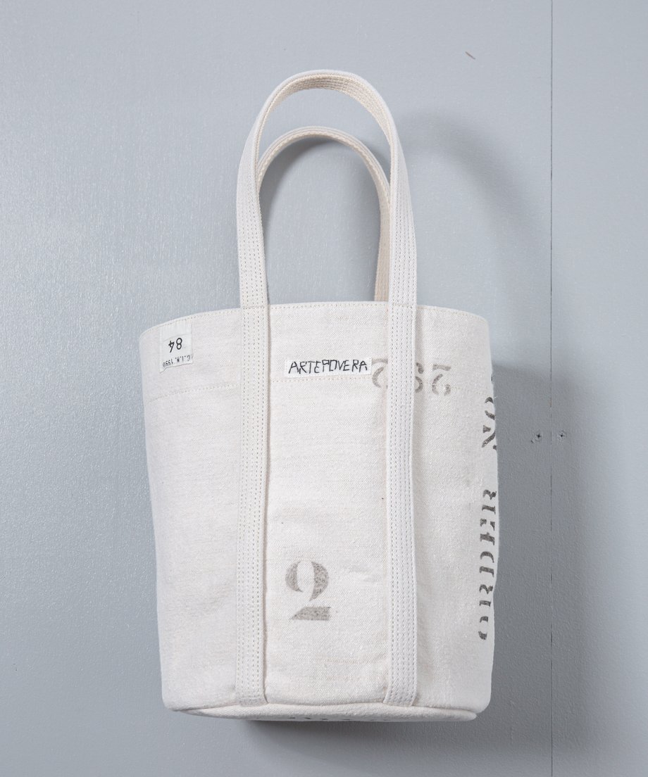 697c47f8577d5015a95d2d23