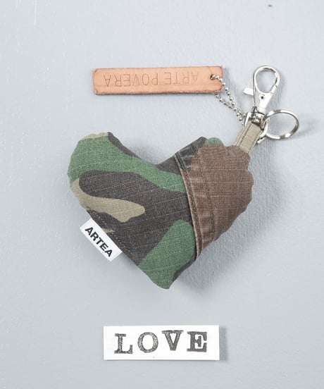 ARTEPOVERA｜【 ARTEPOVERA-25WI74038 】 US.カモジャケット RE-キーホルダー(LOVE)