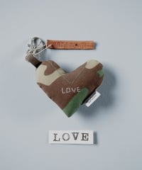 ARTEPOVERA｜【 ARTEPOVERA-25WI74061 】 US.カモジャケット RE-キーホルダー(LOVE)