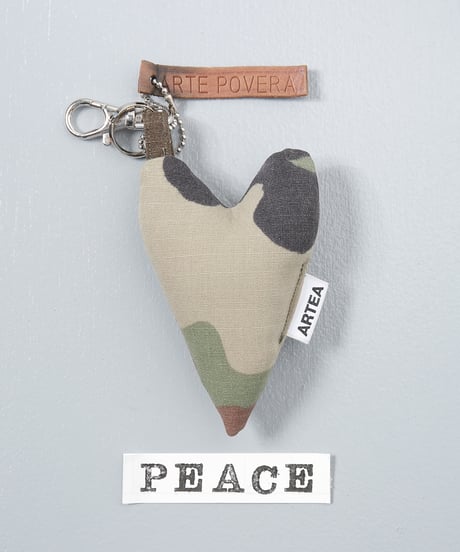 ARTEPOVERA｜【 ARTEPOVERA-25WI75027 】 US.カモジャケット RE-キーホルダー(PEACE)