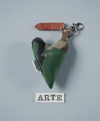 ARTEPOVERA｜【 ARTEPOVERA-25WI73048 】 US.カモジャケット RE-キーホルダー(ARTE)