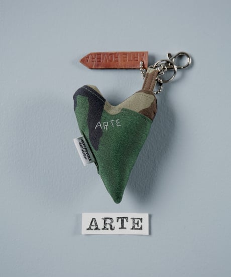ARTEPOVERA｜【 ARTEPOVERA-25WI73048 】 US.カモジャケット RE-キーホルダー(ARTE)