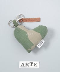 ARTEPOVERA｜【 ARTEPOVERA-25WI73031 】 US.カモジャケット RE-キーホルダー(ARTE)