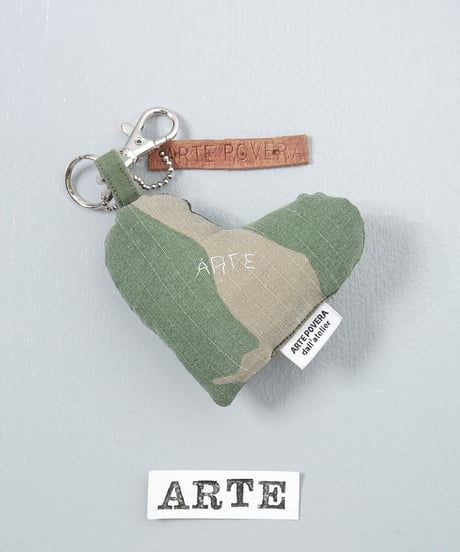 ARTEPOVERA｜【 ARTEPOVERA-25WI73031 】 US.カモジャケット RE-キーホルダー(ARTE)